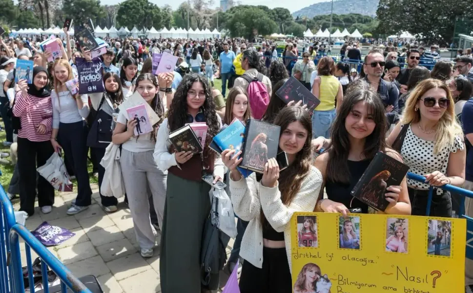 İZKİTAP’ta edebiyat rüzgârı: Kültürpark’ta festival coşkusu