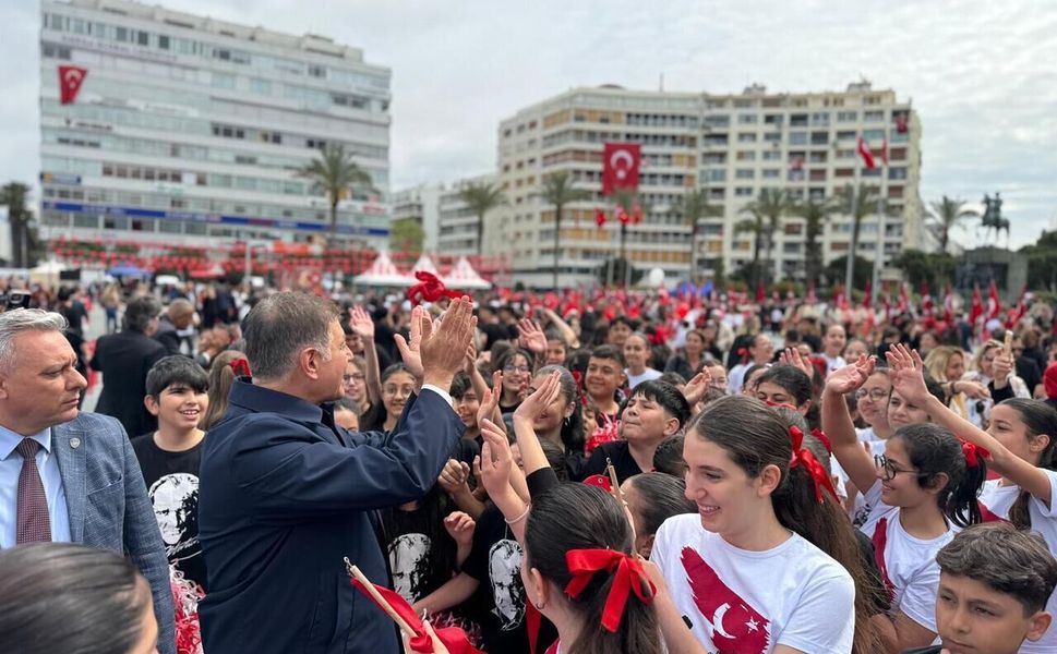 İzmir’de 23 Nisan coşkusu Cumhuriyet Meydanı’nı doldurdu