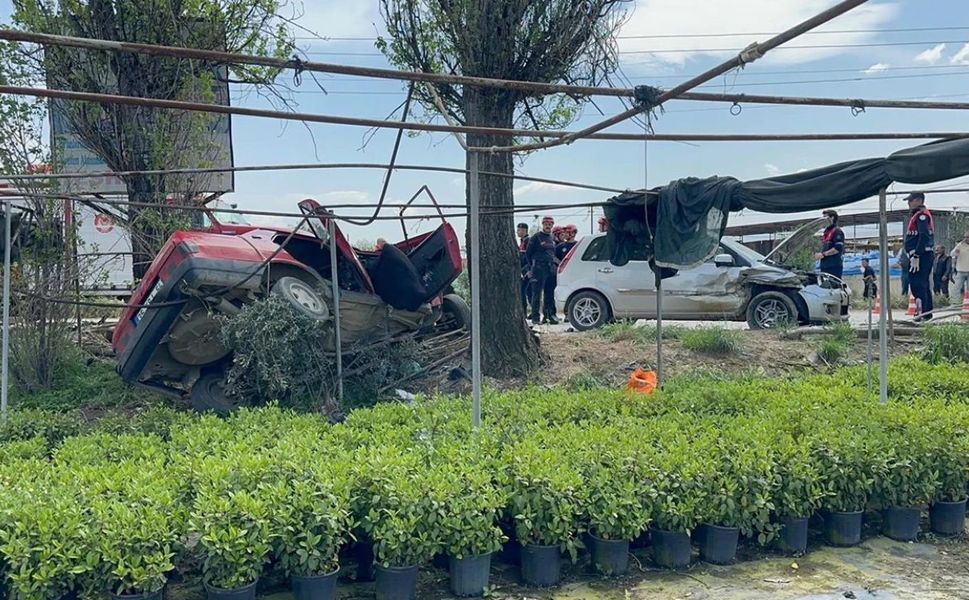 İzmir'de 3 otomobilin karıştığı feci kaza: Ölü ve yaralılar var