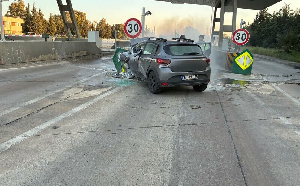 İzmir’de feci kaza: Bariyerlere çarpan otomobil alev aldı, genç kadın hayatını kaybetti