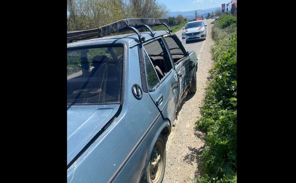 İzmir'de kamyonet ile otomobil çarpıştı, karı koca yaralandı