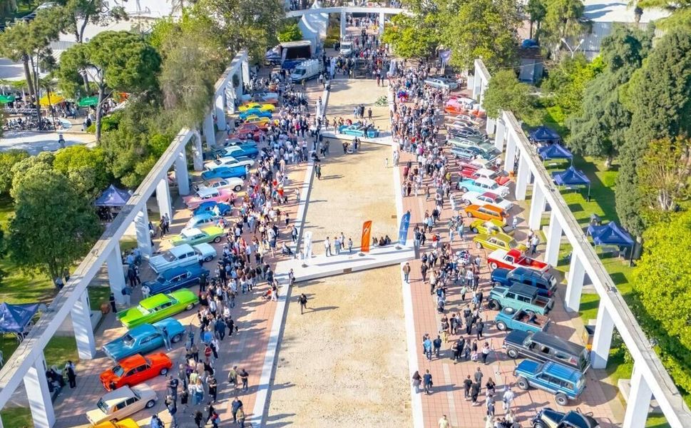 İzmir’de klasik otomobil rüzgârı: Kültürpark’ta nostalji dolu iki gün