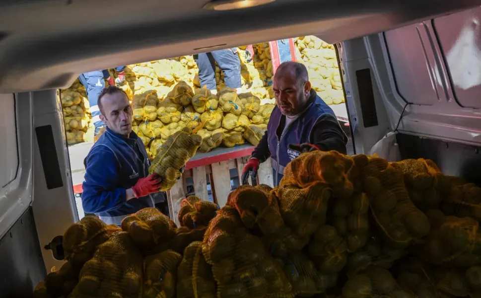 İzmir’den çifte destek: Üreticiden alındı, vatandaşa dağıtıldı