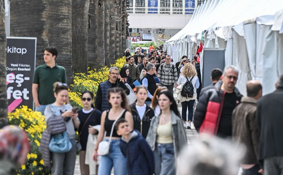 İzmirliler İZKİTAP’a akın etti