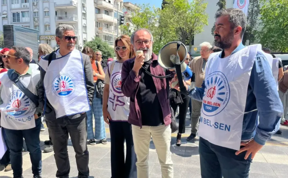 Karşıyaka Belediyesi'nde memurlar eyleme devam ediyor