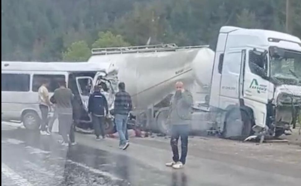 Katliam gibi kaza: Tır ile minibüs birbirine girdi, ölü ve yaralılar v!ar