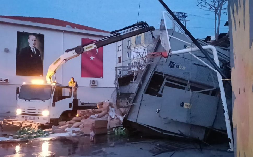Konak'ta freni boşalan kamyon okul bahçesine uçtu: Sürücü ağır yaralı
