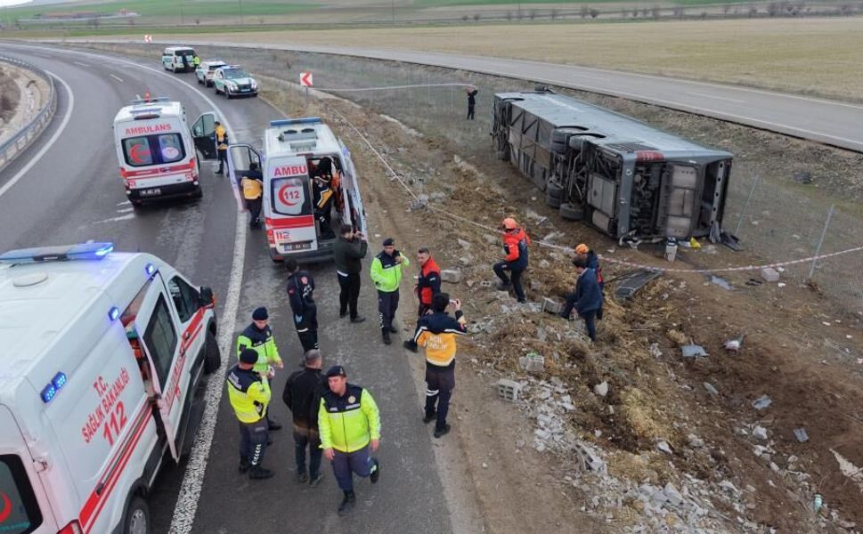 Nevşehir’den İzmir’e giden otobüs şarampole devrildi: Çok sayıda yaralı var!