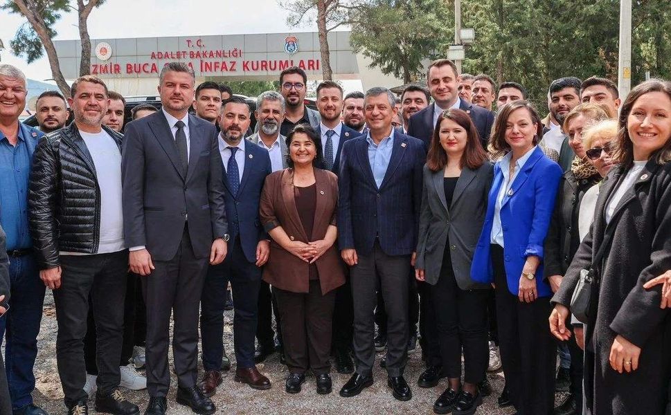 Özgür Özel, Soyer ve Aslanoğlu’nu ziyaret etti