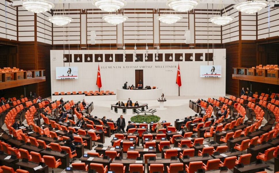 Yeni yasa TBMM’de kabul edildi: Doğum izni uzadı, sosyal medyada 15 yaş sınırı geldi!