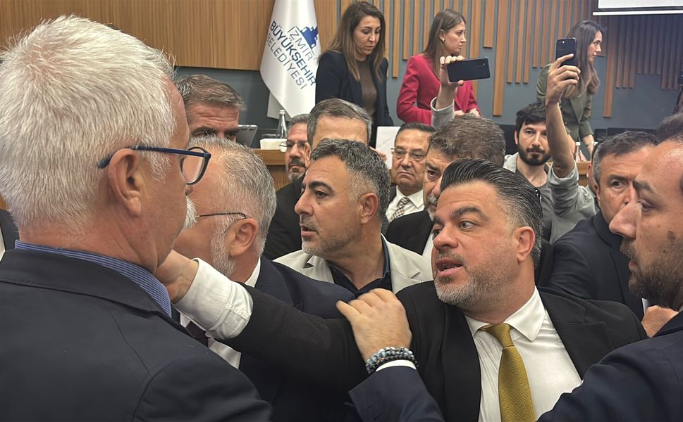İzmir Büyükşehir Meclisi’nde gergin oturum: Tartışmalar büyüdü, meclis karıştı