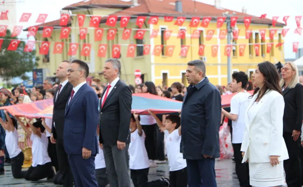 İzmir’de 23 Nisan coşkusu Cumhuriyet Meydanı’nda başladı