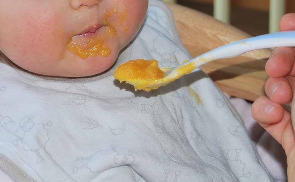 3 bebek maması markasında binlerce mikroplastik parçacığı bulundu