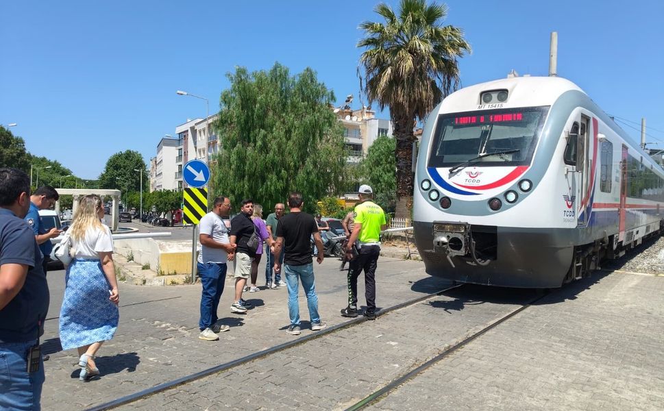 İzmir'de yaşlı adam trenin altında kalarak ağır yaralandı