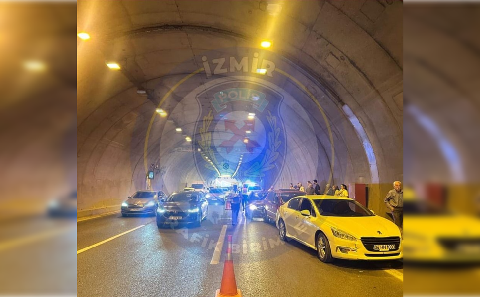 Bayraklı Tüneli’nde feci kaza: 5 araç birbirine girdi