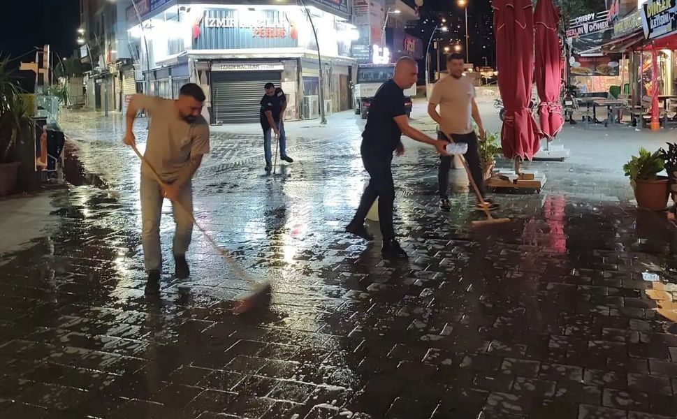 Çiğli'de gece boyu ilçe temizlenerek bayrama hazır hale getirildi