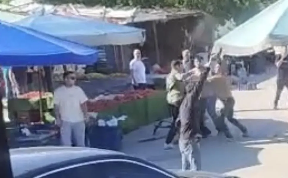 İzmir Foça'da pazarcılar arasında silahlı kavga çıktı: 7 kişi gözaltına alındı
