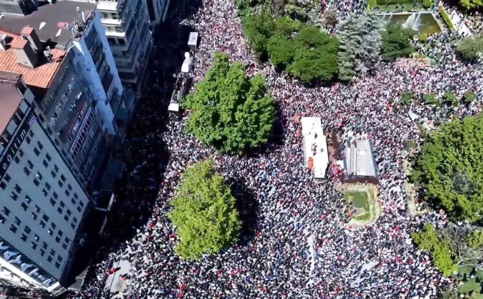 Güvenpark’ta tarihi buluşma: Özgür Özel’den Anıtkabir’e yürüyüş çağrısı