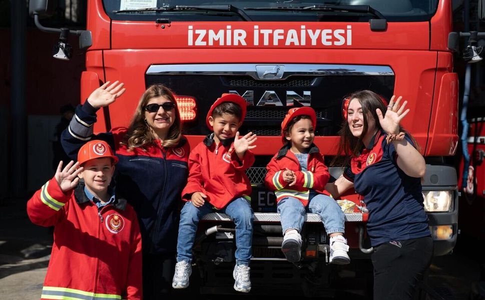 Hem alevlere koşuyorlar hem çocuk büyütüyorlar