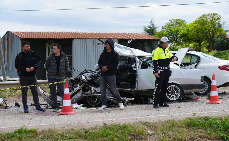 İki otomobilin çarpıştığı feci kazada acı bilanço: 1 ölü, 8 yaralı