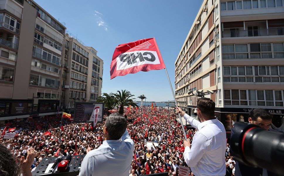 İki cephe arasında 'sayı' gerilimi: Özgür Özel'in İzmir mitingine kaç kişi katıldı?