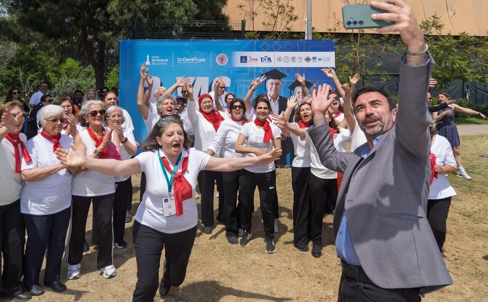 İzmir’de 3. Yaş Üniversiteleri şenlikte buluştu