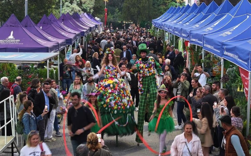 İzmir’de balkon ve bahçeler çiçek açacak