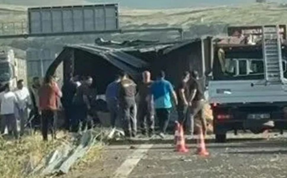 İzmir'de lastiği patlayan tır, bariyerlere çarpıp devrildi: 2 ölü