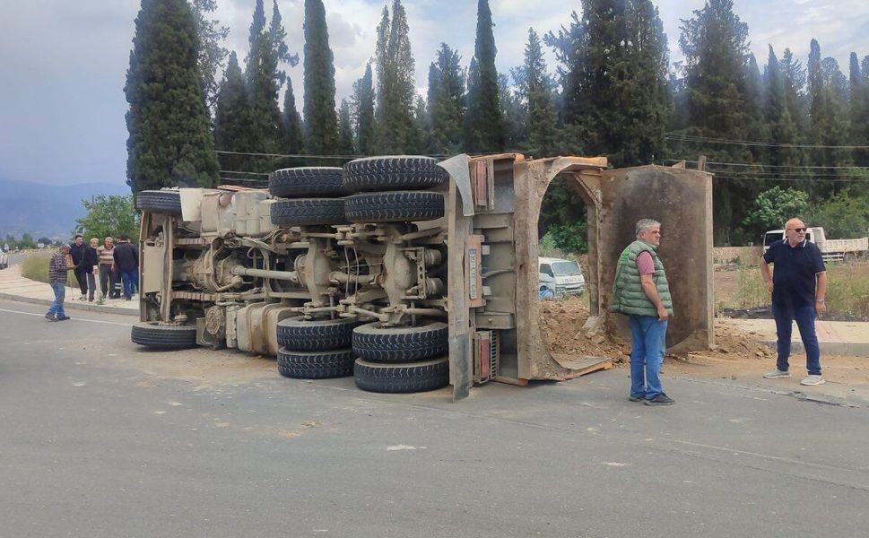 İzmir'de kum yüklü kamyonun devrilmesi sonucu sürücü yaralandı