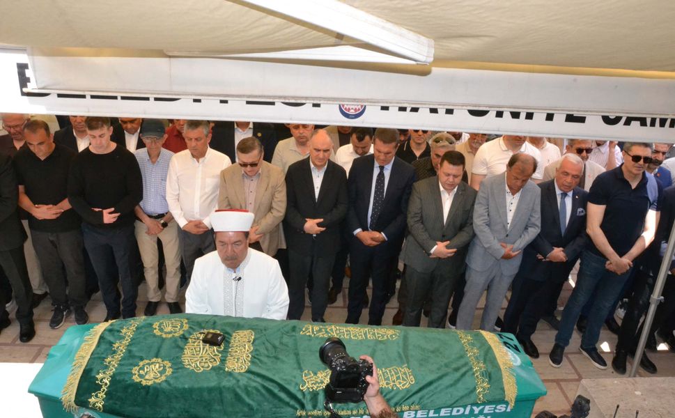 Özgür Özel amcasını son yolculuğuna uğurladı