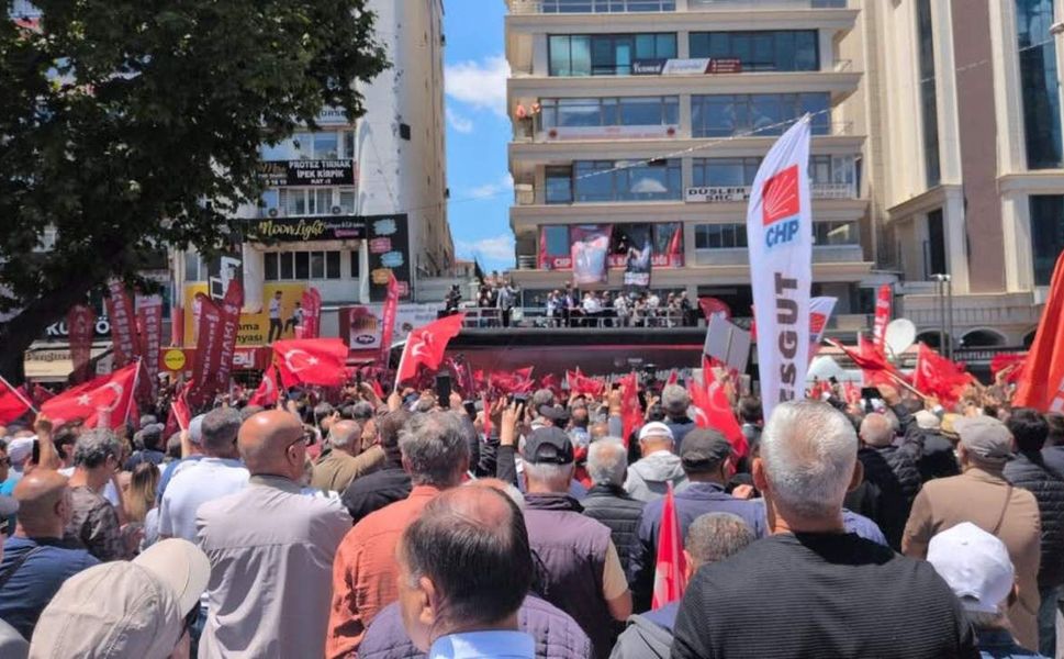 Özgür Özel ve Mansur Yavaş Güvenpark'ta vatandaşlarla buluştu