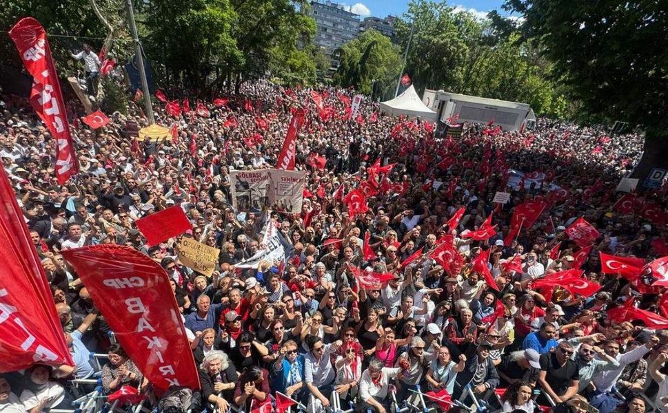 Özgür Özel’in çağrısı sonrası Güvenpark’ta kalabalık büyüyor