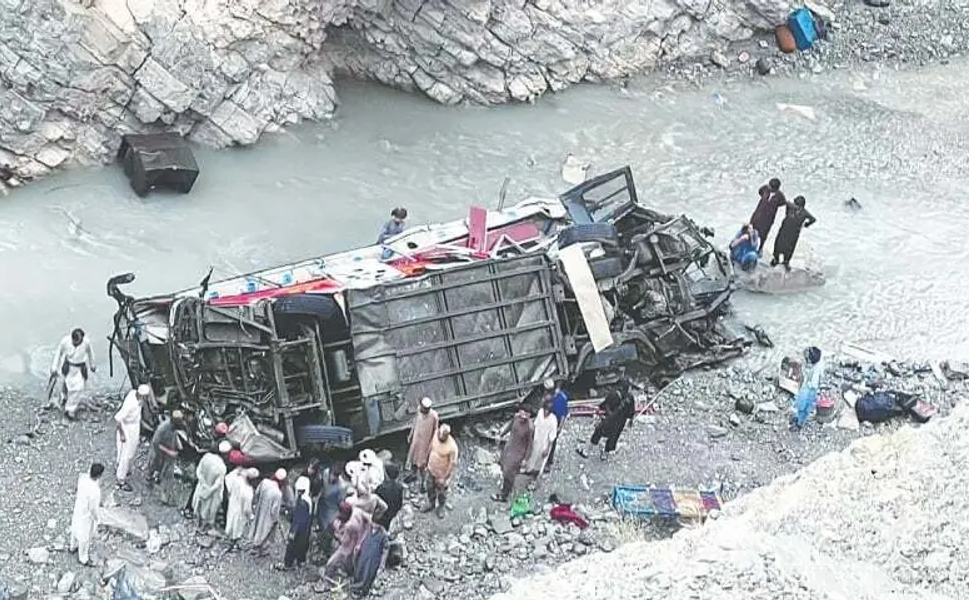 Pakistan'da yolcu otobüsü dere yatağına yuvarlandı: 4 ölü, 26 yaralı