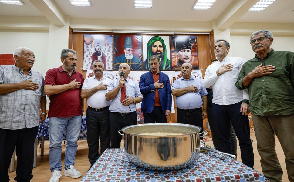 Cemil Tugay, Alevi Bektaşi Derneği’nin aşure programında vatandaşlarla buluştu