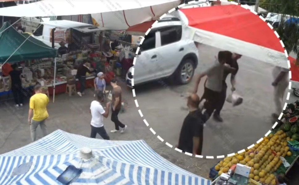 İzmir'de izinsiz tezgah açmak isteyen kişi zabıtaya saldırdı