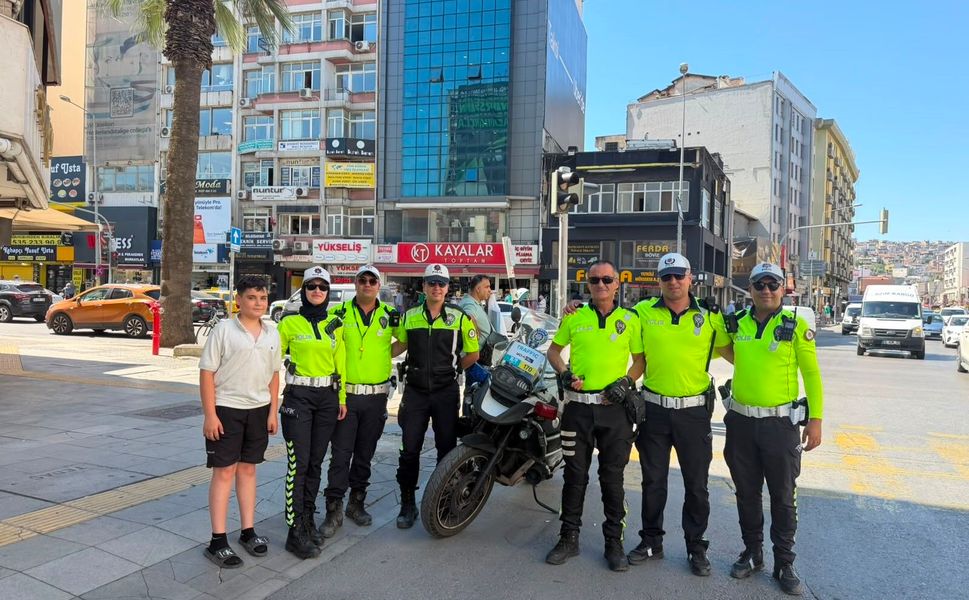 İzmir'in efsane trafik polisi Murat Dolu emekli oldu