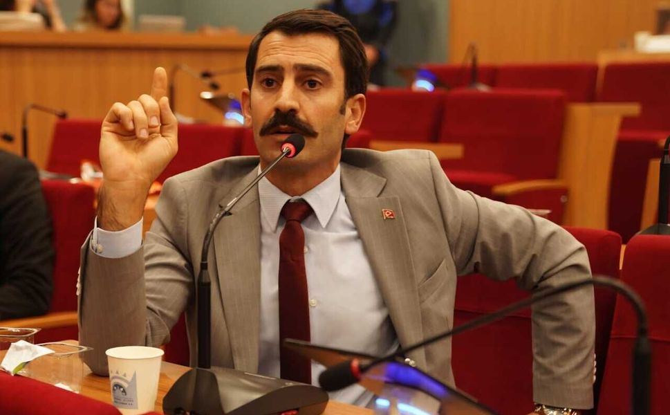 AK Partili Kişili’den Tugay’a mikrofon tepkisi: Beceriksizliğini örtmek için bildiği tek yol bu!