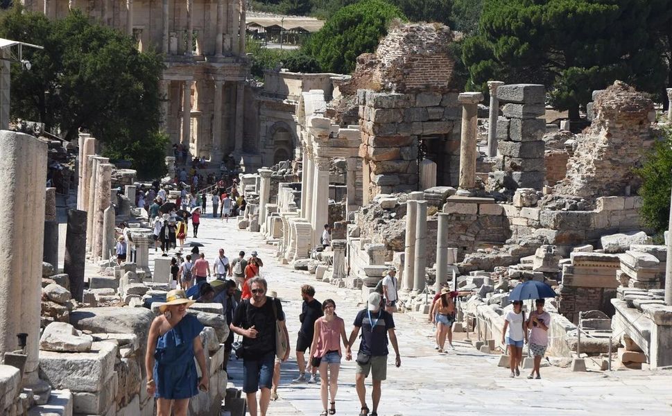 Bakan Ersoy paylaştı: Bayramda Efes'e ziyaretçi akını!