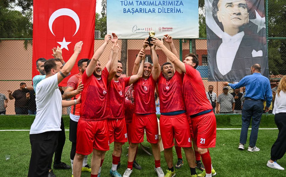 Bornova Belediyesi’nde dostluk kazandı, kupa Kırsal Hizmetler’in oldu