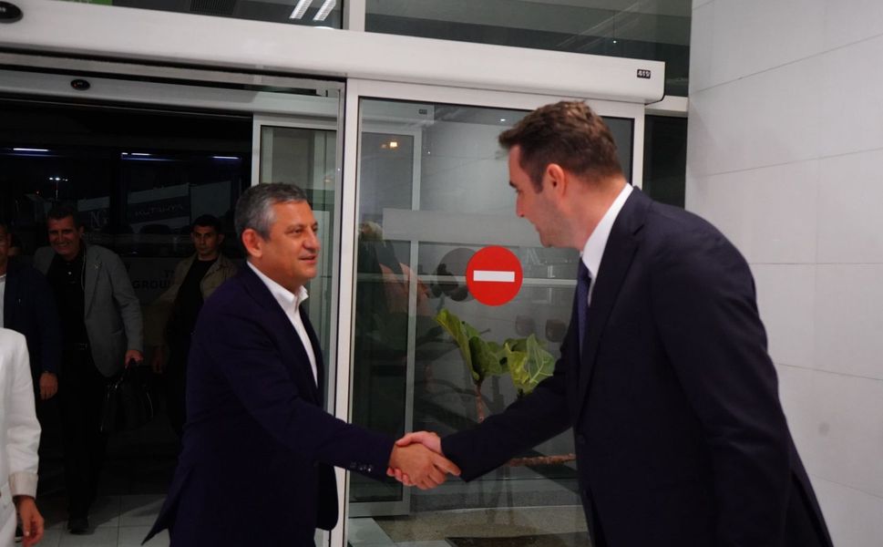 Yeni il binasını açacak Özgür Özel, İzmir'e geldi