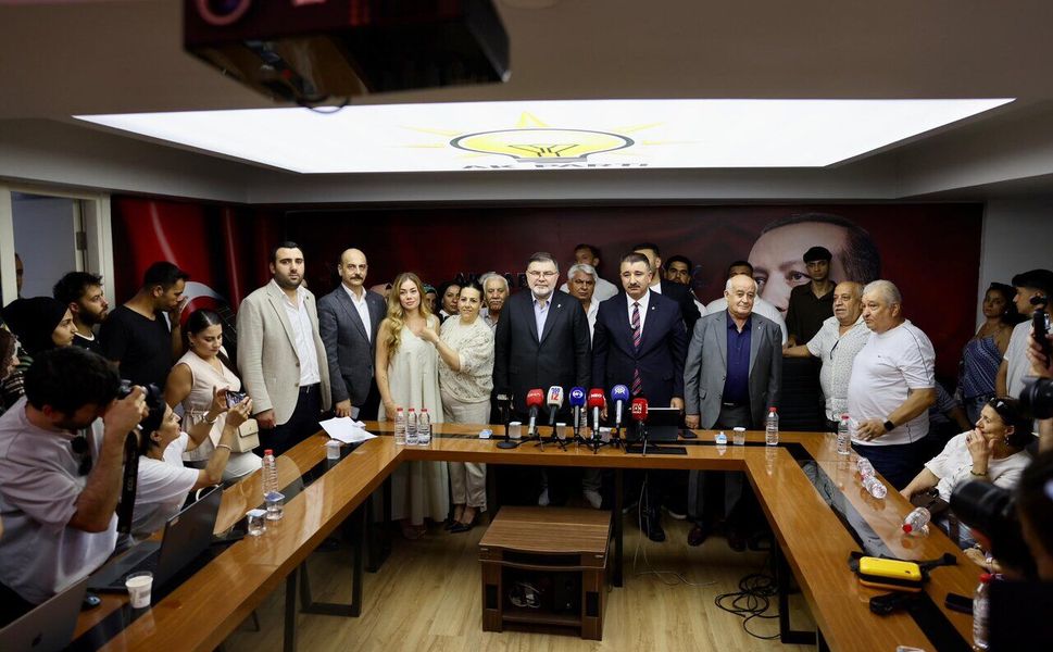 İYİ Parti’nin İzmir kurucuları AK Parti’ye katıldı