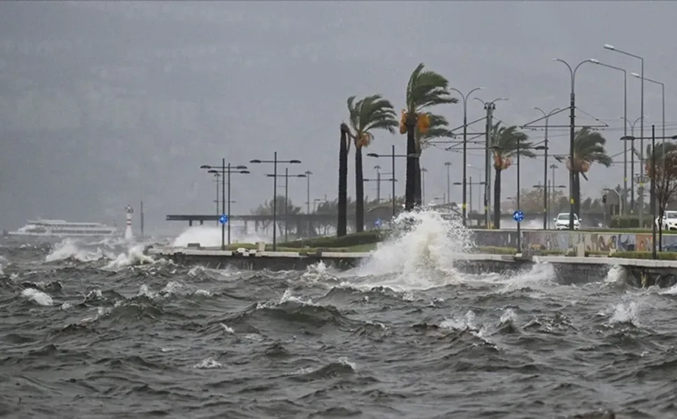İzmir için kuvvetli rüzgar ve fırtına uyarısı: Saatte 80 kilometre hıza ulaşacak