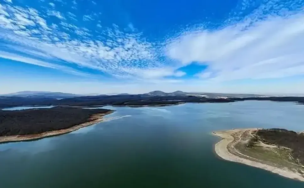 İzmir'de tam doluluğa ulaşan Rahmanlar Barajı'nda su tahliyesi yapılıyor