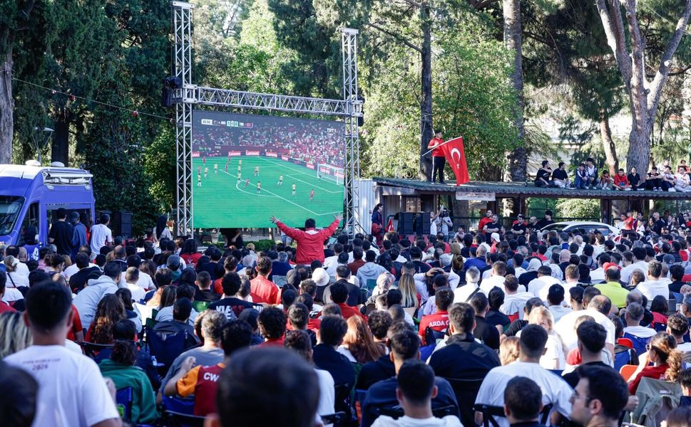 İzmir’de Dünya Kupası heyecanı meydanlara taşındı