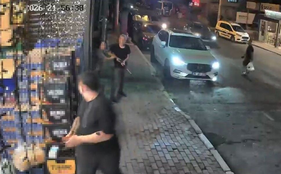 İzmir’de mahalle ortasında silahlı gerilim: Denetim sonrası ortalık karıştı!