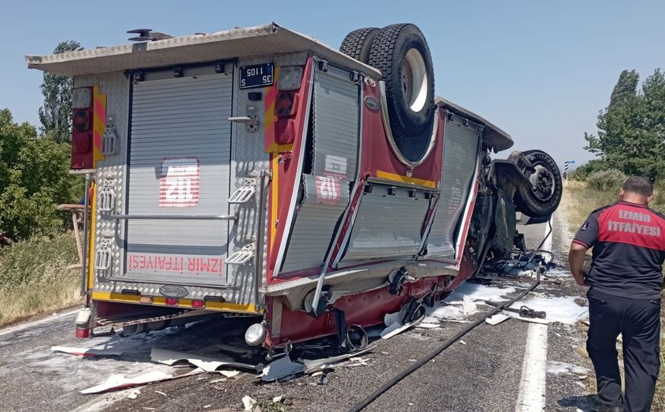 İzmir'de ihbara giden itfaiye aracı devrildi: 2 itfaiyeci yaralı!