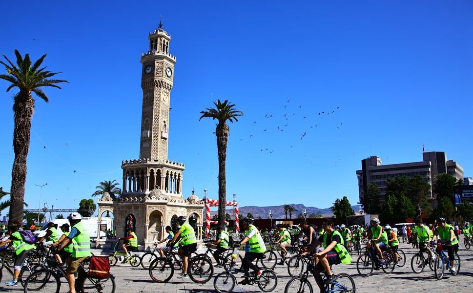 İzmir’de sağlıklı yaşam için pedal çevirdiler