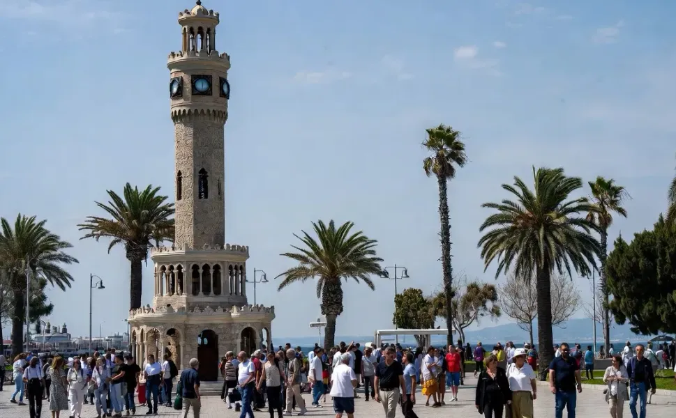 İzmir’de yaş ortalaması 39,5’e yükseldi