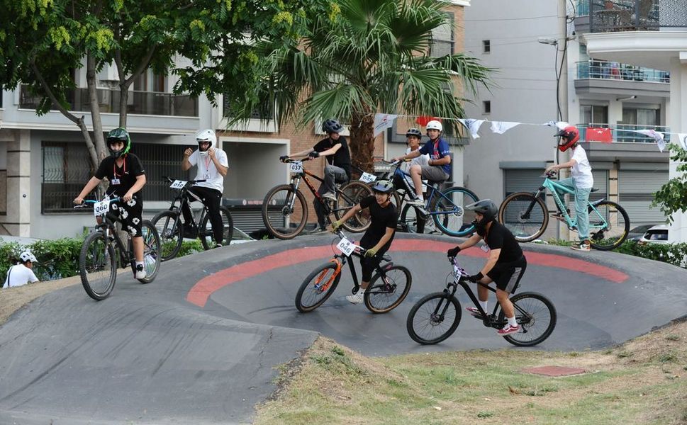 Karşıyaka’da pedallar gece döndü: Türkiye’nin ilk pump track yarışı yapıldı