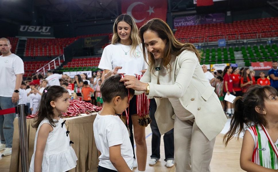 Karşıyaka’da spor şöleni: 3 bin 500 genç sezonu madalyayla kapattı
